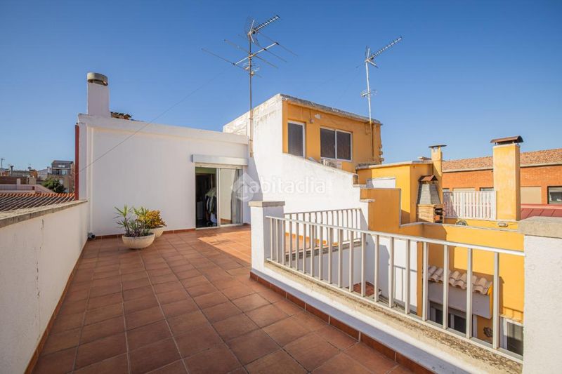 Foto d75066cb-6f9a-430a-aa3a-a39903c3a9da. Casa aparellada amb aparcament a Ca n'Aurell Terrassa
