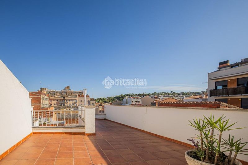 Foto d789036a-b305-482b-b2da-df1291b2370e. Casa aparellada amb aparcament a Ca n'Aurell Terrassa