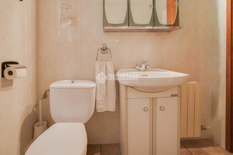 Foto e4beb32d-906b-4ca0-b9b7-8895178f3140. Casa aparellada amb aparcament a Ca n'Aurell Terrassa