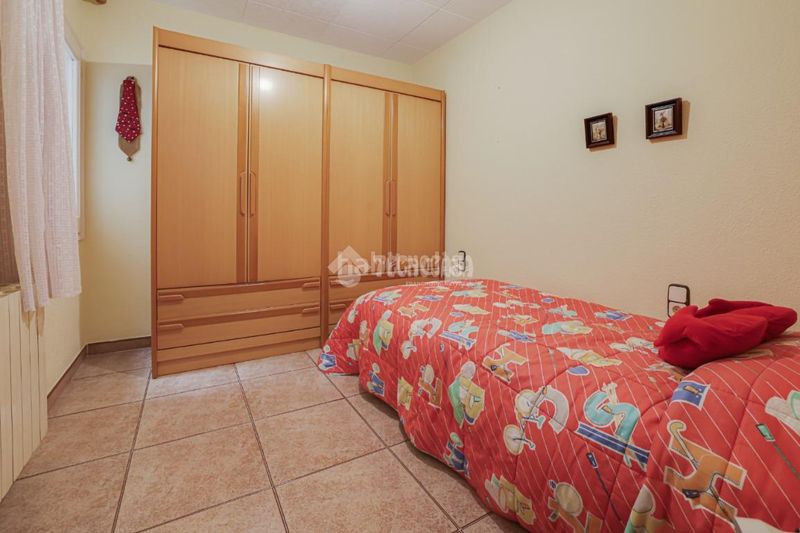 Foto e74414c3-7118-4f61-923f-fe7467e0310b. Casa aparellada amb aparcament a Ca n'Aurell Terrassa