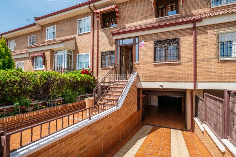 Foto 10c871ce-f37b-4db7-ae28-e6ed8bae0e4d. Casa aparellada amb calefacció aparcament a Las Castañeras - Bulevar Arroyomolinos