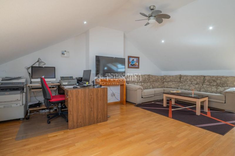 Foto 574e30f7-ae2d-4934-be54-a3afe1408a58. Casa aparellada amb calefacció aparcament a Las Castañeras - Bulevar Arroyomolinos