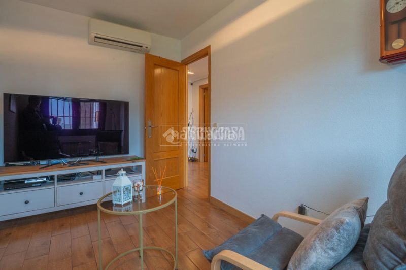 Foto 73bbdbfb-ee2f-4089-b2b7-f34d1a8c22d8. Casa aparellada amb calefacció aparcament a Las Castañeras - Bulevar Arroyomolinos