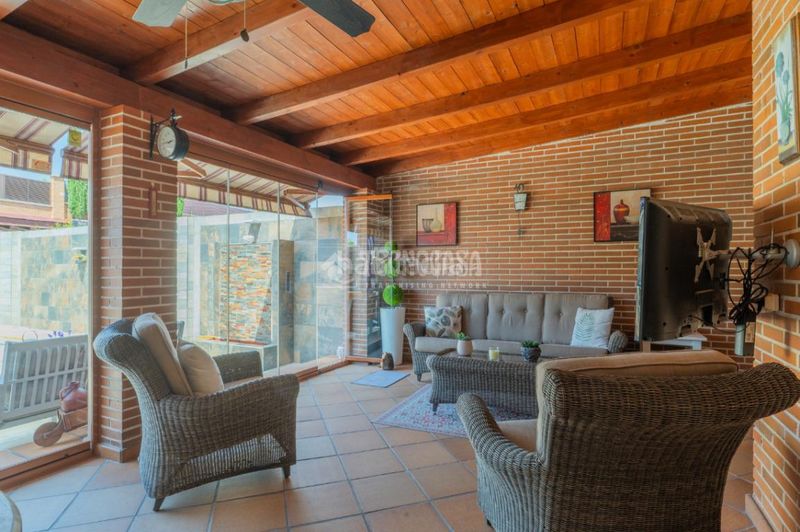 Foto b872ab92-f948-4321-bf0a-6cbc8d8af1db. Casa aparellada amb calefacció aparcament a Las Castañeras - Bulevar Arroyomolinos