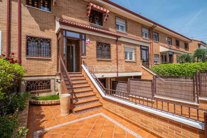 Foto d3f29d0c-a586-4a80-9023-7d75fd1b5504. Casa aparellada amb calefacció aparcament a Las Castañeras - Bulevar Arroyomolinos