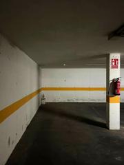 Aparcament cotxe a Puerto Deportivo. Plaza de parking en un garaje subterraneo en torrevieja