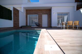 Maison jumelée à San Javier. Maravilloso adosado de 2 dormitorios con piscina, solarium y par