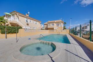 Maison à Aguas Nuevas. Maravilloso bungalow de 2 dormitorios con patio, garaje y piscin