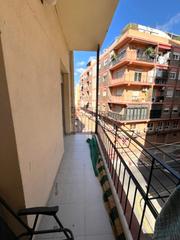 Apartamento en Carolinas Altas. Bonito apartamento de 3 dormitorios con amplio balcón en alicant