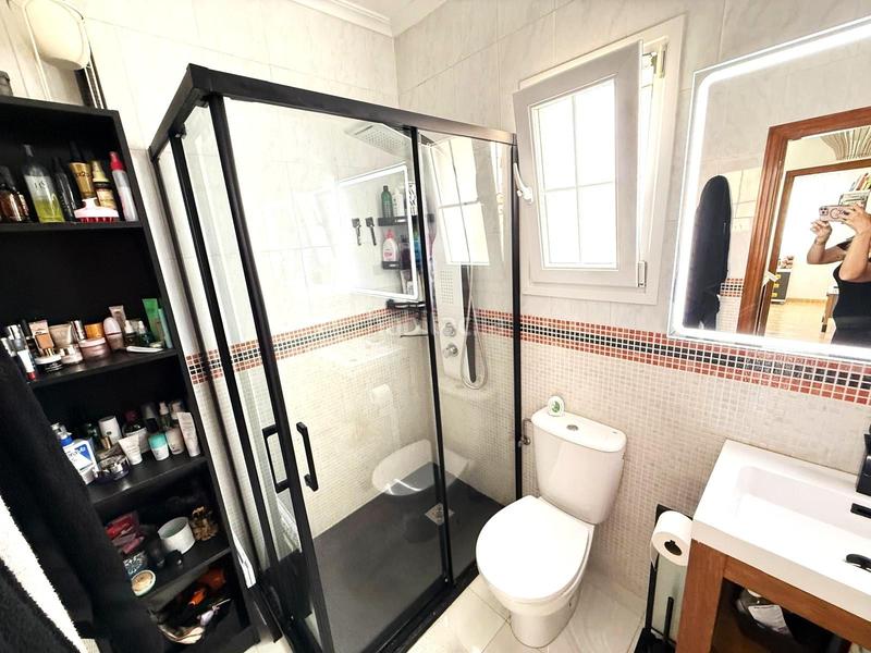 Foto 43b0d00e-a369-4d75-b43f-5cddb49703ea. Casa pareada casa adosada esquinera de 3 dormitorios con su parking y piscina en villamartin en Orihuela