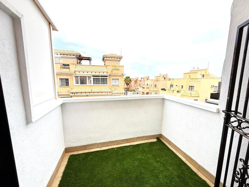 Foto 4ec36fc0-f189-4524-ade3-097c53fb99d2. Casa pareada casa adosada esquinera de 3 dormitorios con su parking y piscina en villamartin en Orihuela