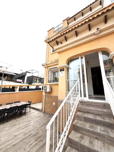Foto 97a76b9c-b853-47d8-8495-98762b66a493. Casa pareada casa adosada esquinera de 3 dormitorios con su parking y piscina en villamartin en Orihuela