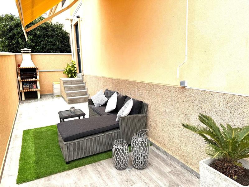 Foto aca7e0fd-efb0-4c8a-a7d7-5e9865ce9671. Casa pareada casa adosada esquinera de 3 dormitorios con su parking y piscina en villamartin en Orihuela