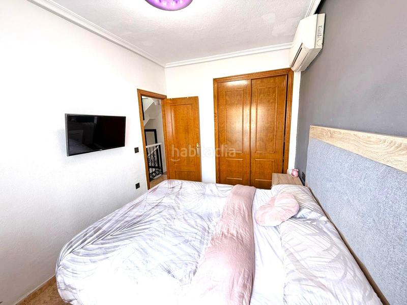 Foto b3ad9c59-75db-4c68-808e-8df03ea79927. Casa pareada casa adosada esquinera de 3 dormitorios con su parking y piscina en villamartin en Orihuela
