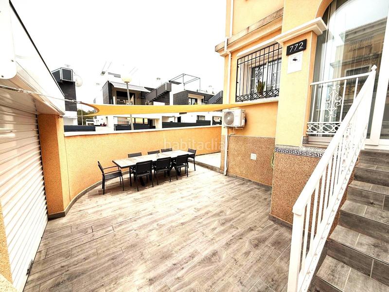 Foto b789fe6b-a810-4686-b68a-5438671382b6. Casa pareada casa adosada esquinera de 3 dormitorios con su parking y piscina en villamartin en Orihuela
