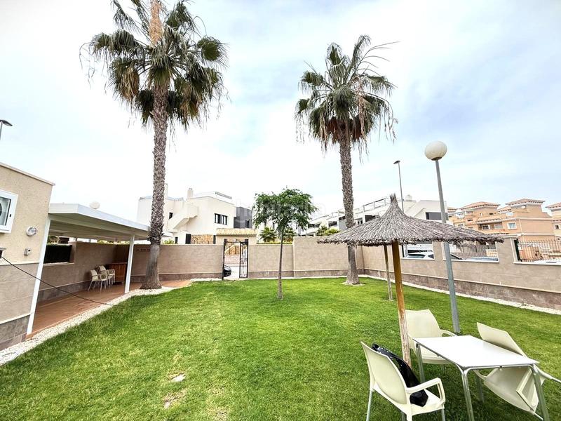 Foto bbd8a60e-e9d7-4e85-a0a7-2182130a8fe2. Casa pareada casa adosada esquinera de 3 dormitorios con su parking y piscina en villamartin en Orihuela