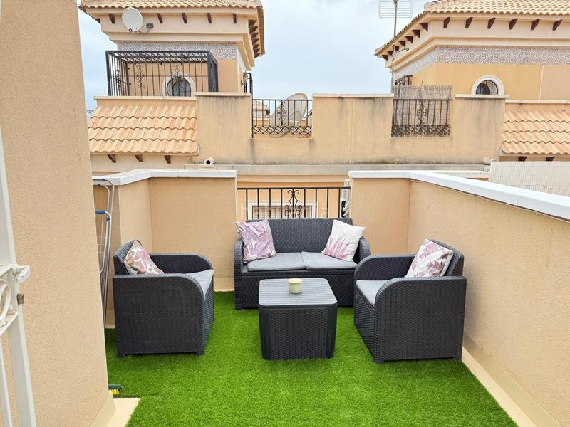Foto ed1b46bb-08ce-4309-a5ac-64889ce7fd8d. Casa pareada casa adosada esquinera de 3 dormitorios con su parking y piscina en villamartin en Orihuela