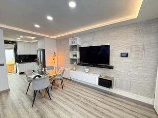Maison jumelée à Villamartín-Las Filipinas. Casa adosada esquinera de 3 dormitorios con su parking y piscina