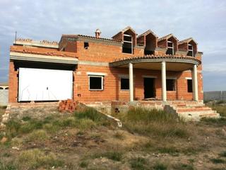 Chalet en Catral. Finca con chalet para terminar la obra en catral