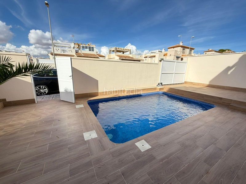 Foto 8c703193-c7cb-466d-a711-bffae409e66e. Casa aparellada amb aparcament piscina a Zona los Frutales Torrevieja