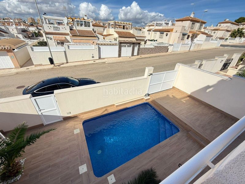 Foto 8d3b9e4c-10a1-4dfe-b979-ad8cbe312585. Casa aparellada amb aparcament piscina a Zona los Frutales Torrevieja