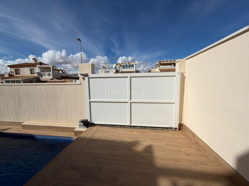 Foto a3a7d16d-f923-49b8-b339-3ac2aeba4da8. Casa aparellada amb aparcament piscina a Zona los Frutales Torrevieja