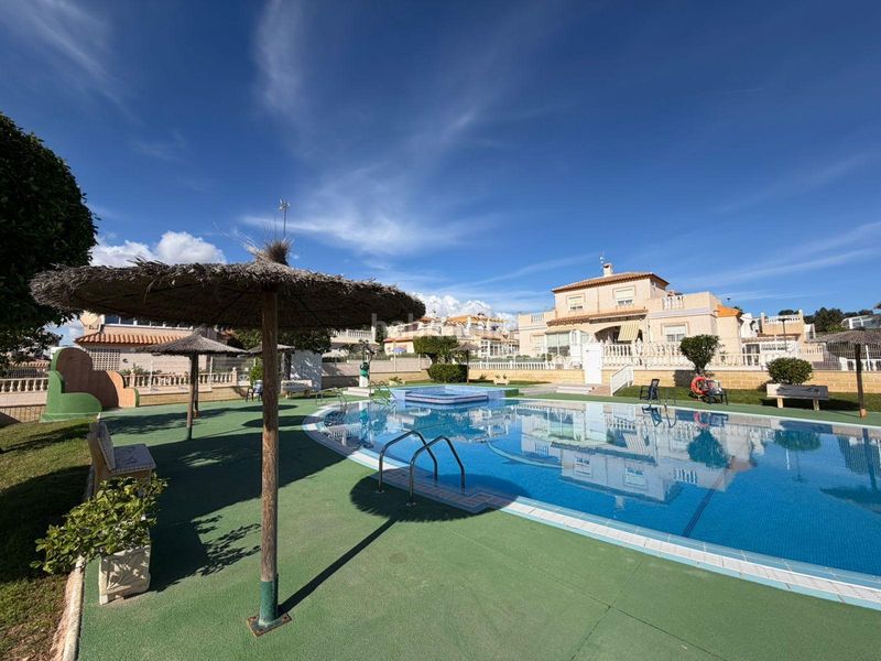 Foto cb1b3d8c-e19c-4135-a763-6bb7f07ef63e. Casa aparellada amb aparcament piscina a Zona los Frutales Torrevieja