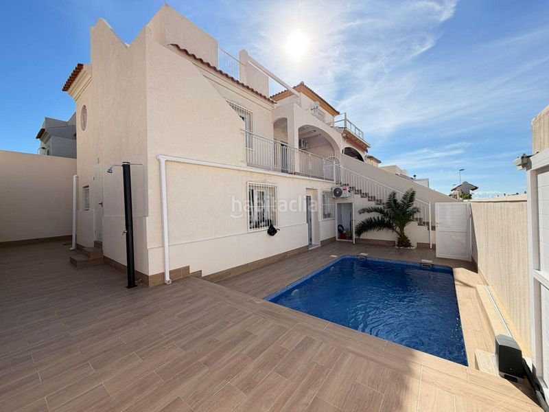 Foto d22df749-a437-4a38-b491-b893ced4104c. Casa aparellada amb aparcament piscina a Zona los Frutales Torrevieja