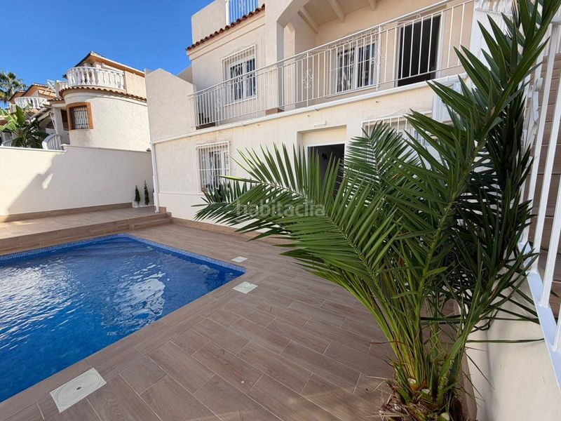 Foto d32cf39d-4990-42c1-becb-74191cd66d99. Casa aparellada amb aparcament piscina a Zona los Frutales Torrevieja