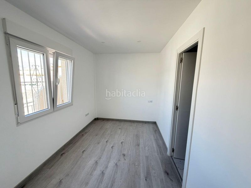 Foto dce0d5d3-5747-4e94-8269-6d377ed8ae11. Casa aparellada amb aparcament piscina a Zona los Frutales Torrevieja