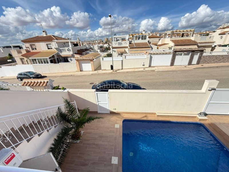Foto ddbc5f04-e10c-4fe7-baad-cd738160fd74. Casa aparellada amb aparcament piscina a Zona los Frutales Torrevieja