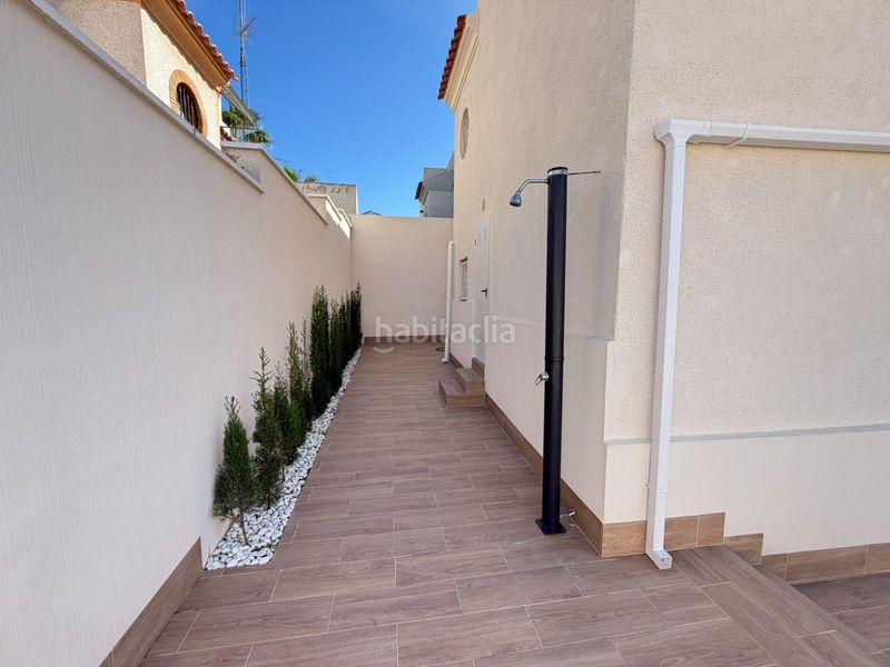 Foto fdb8fce1-6877-4592-97b2-d7cb43fdc062. Casa aparellada amb aparcament piscina a Zona los Frutales Torrevieja