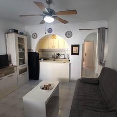 Casa a Aguas Nuevas. Bungalow en planta baja de 1 habitación con piscina en torreviej