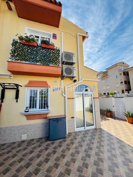 Foto 951e7356-e29c-4beb-bfa1-ca9f3fa1a0cb. Casa adossada amb aparcament a La Florida Orihuela