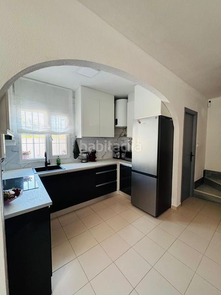 Foto f095f851-a8b9-41b3-8cde-e353a5ea5bef. Casa adossada amb aparcament a La Florida Orihuela