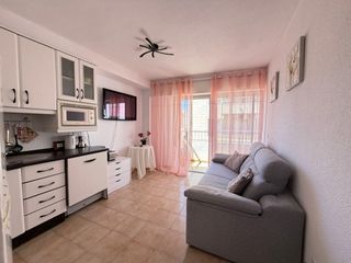 Apartamento en Puerto Deportivo. Apartamento de 2 dormitorios con amplia terraza en torrevieja