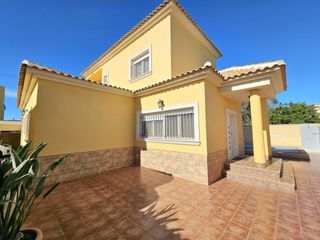 Chalet à San Fulgencio. Villa independiente de 3 dormitorios con terraza, piscina y park