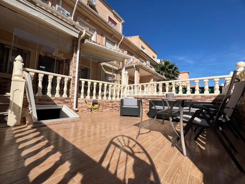 Foto d32e8bf3-8d86-4c77-ace1-ebeaa1aafd9a. Casa adossada amb aparcament piscina a Playa Flamenca Orihuela
