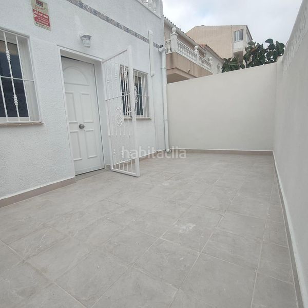 Foto 8fda7f84-4dff-47d0-8d03-5ad31a05e46a. Casa adossada amb piscina a Torreblanca Torrevieja