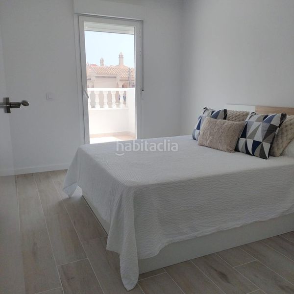 Foto ebb0eb61-19b8-43dc-8be9-eaa55e0215d2. Casa adossada amb piscina a Torreblanca Torrevieja