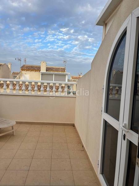 Foto 42f49e4e-c908-4bff-932a-bdcbd65bd250. Casa aparellada amb piscina a Playa Flamenca Orihuela