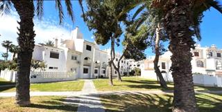 House en Nueva Torrevieja. Luminoso bungalow de 1 habitacin con terraza y piscina en torre