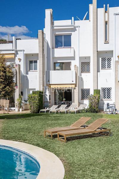 Foto 0be429fc-0570-4519-ad84-48a02c477f45. Miete reihenhaus mit heizung pool in Las Brisas Marbella