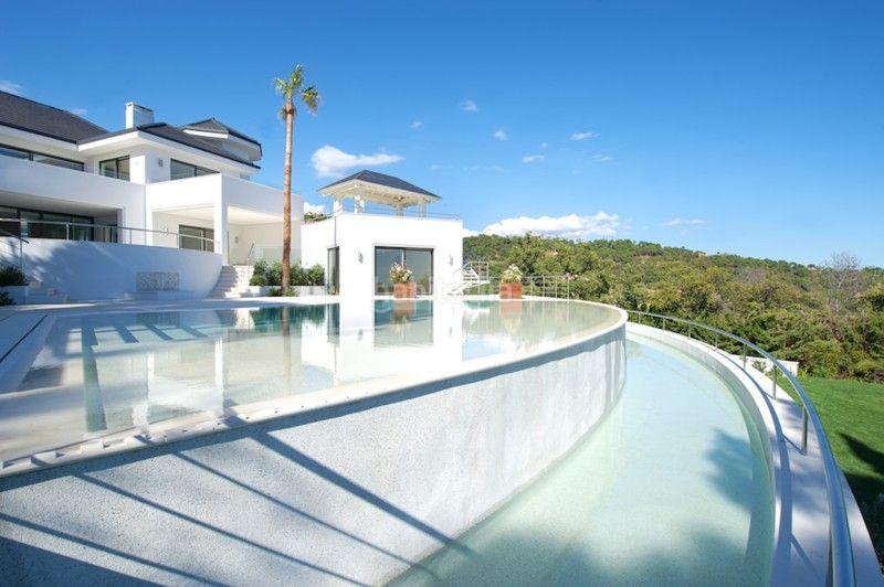 Foto e9050459-7dae-41a2-8648-af56f08957a3. Chalet with heating pool in La Zagaleta Benahavís