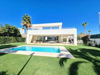 Rent Chalet in Río Real. Fantástica villa en golf río real, marbella