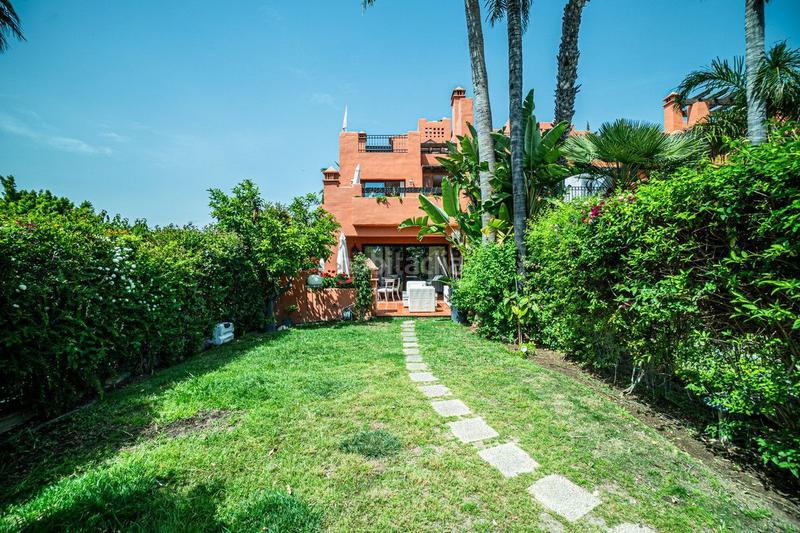 Foto 663bff03-ead9-433b-9dbc-92350bdd277f. Alquiler casa adosada fantástica casa adosada en milla de oro, en Marbella