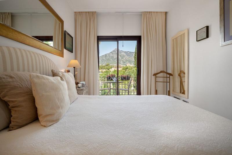 Foto cd54d2d8-6ee1-4c2a-ac29-7d70ac43523f. Alquiler casa adosada fantástica casa adosada en milla de oro, en Marbella