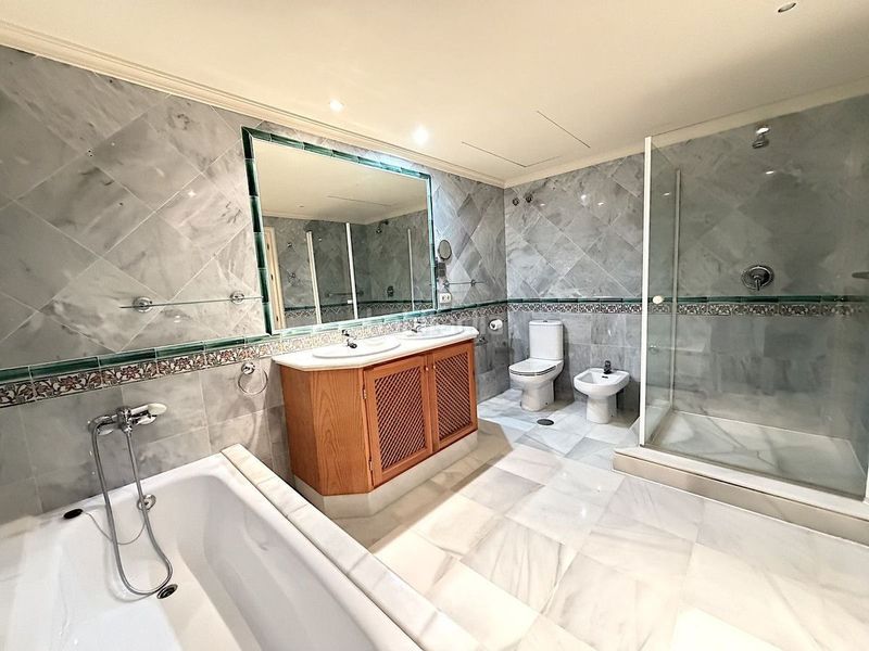 Foto ea0ec319-48b2-4253-935f-399ae6b1ff00. Apartament amb calefacció piscina a La Quinta Benahavís