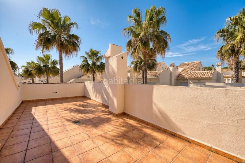 Foto 1d924e9c-f391-4e0f-9fcf-df51e0574aa4. Casa adossada amb calefacció piscina a Costabella Marbella