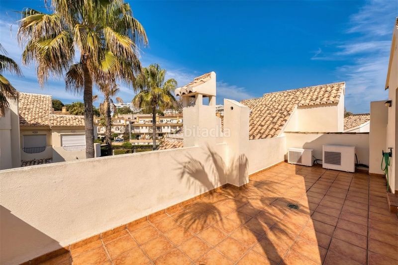 Foto f7a0f5fa-fdd2-4c58-bed1-e0239b28a468. Casa adossada amb calefacció piscina a Costabella Marbella